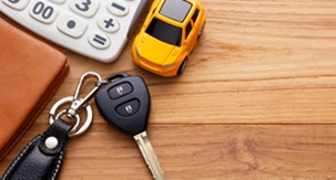 Auto loan keys and calculator image